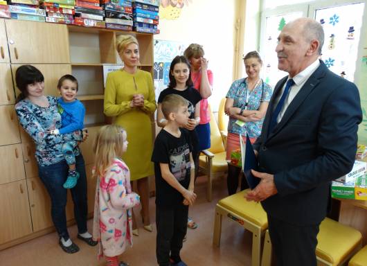 Uroczyste przekazanie gier edukacyjno-rozwojowych dla Oddziału Pediatrii
