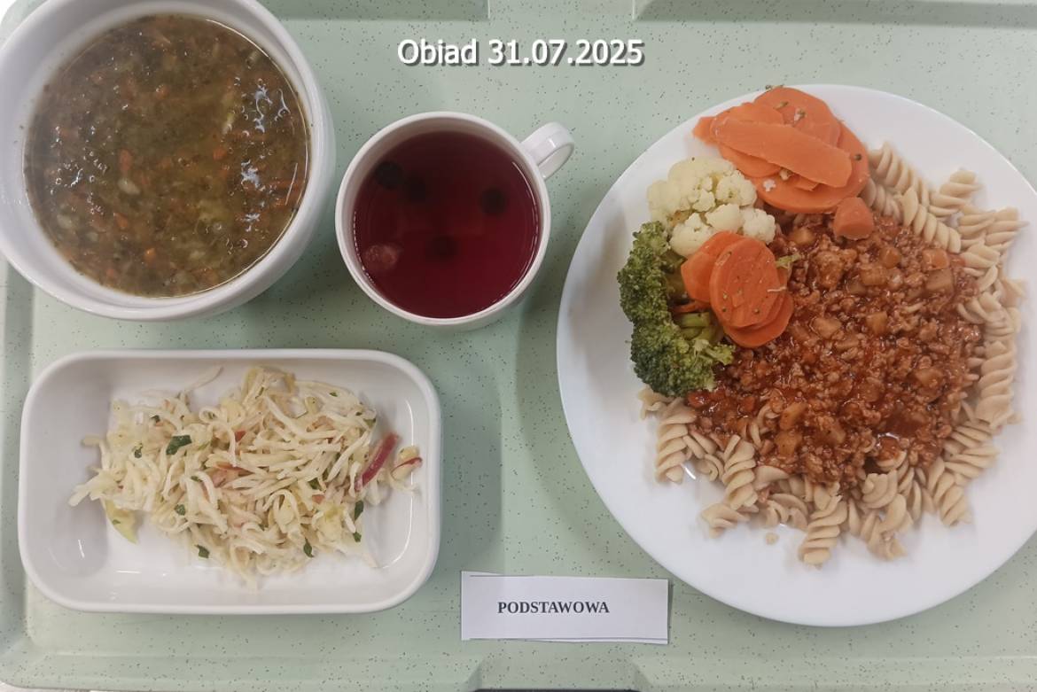 P bolognese, ciemny makaron, surówka.jpg